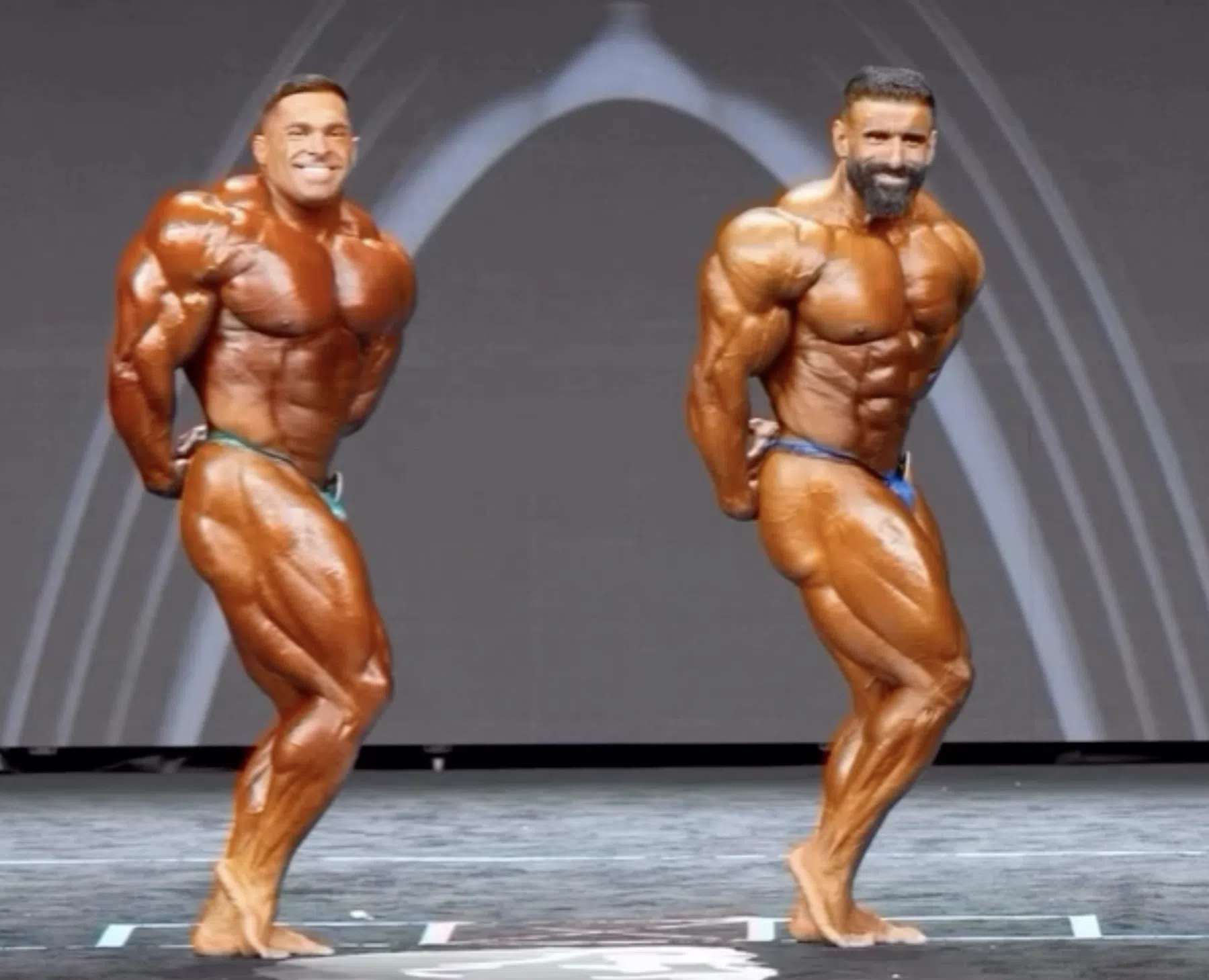 Lunsford en Hadi naast elkaar op het podium van Mr Olympia